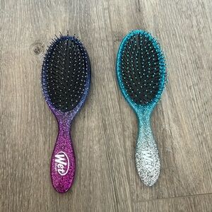 Set of 2 glitter wet brushes